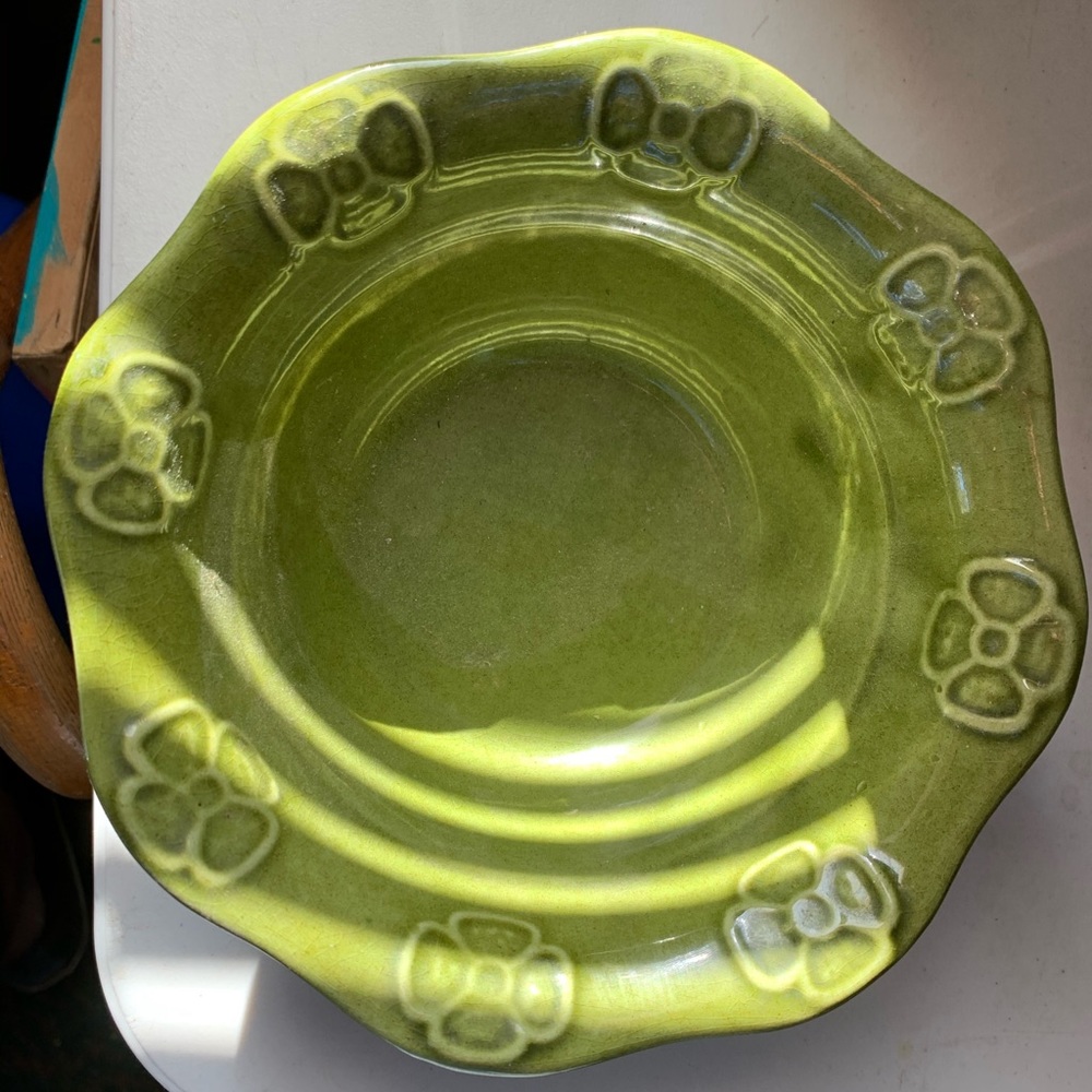 Vintage glass bowl! In good shape!